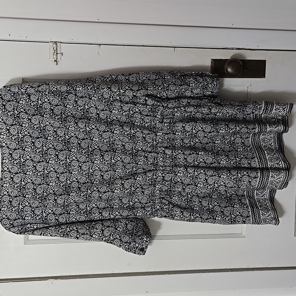Ann TAYLOR LOFT SHORTS ROMPER NAVY WHITE PAISLEY PRINT  ADJ SLEEVES SZ 4 - Picture 7 of 7